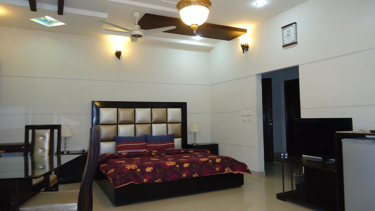 Midway Hotel & Restaurant Sadiqabad Exterior photo