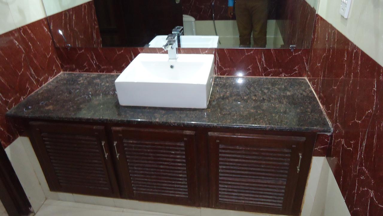Midway Hotel & Restaurant Sadiqabad Exterior photo