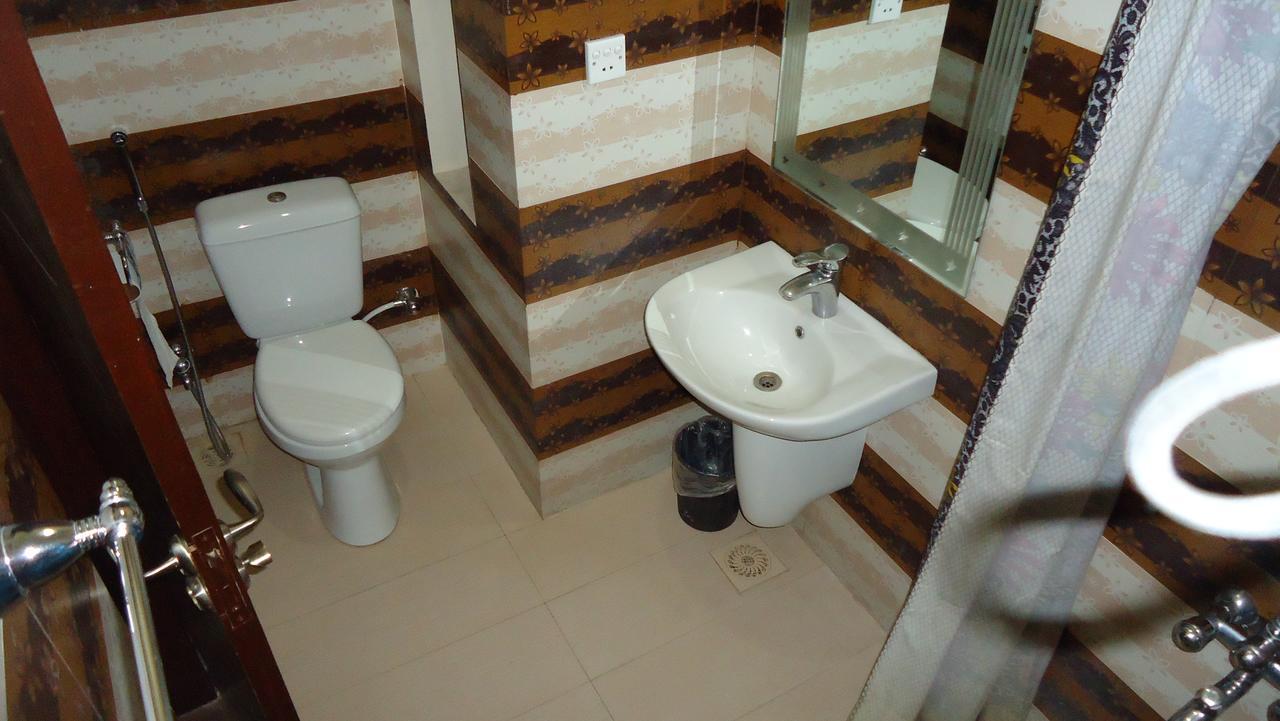 Midway Hotel & Restaurant Sadiqabad Exterior photo