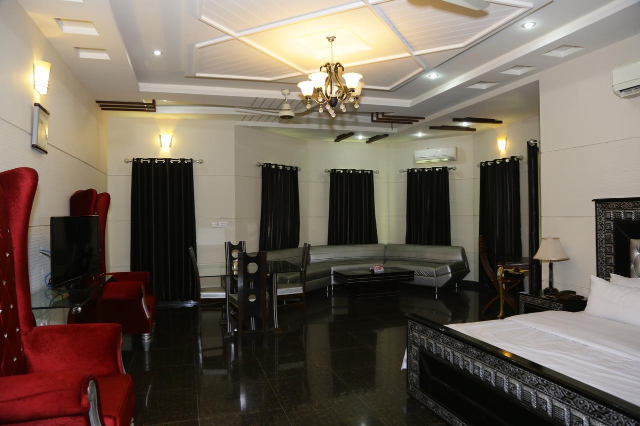 Midway Hotel & Restaurant Sadiqabad Exterior photo